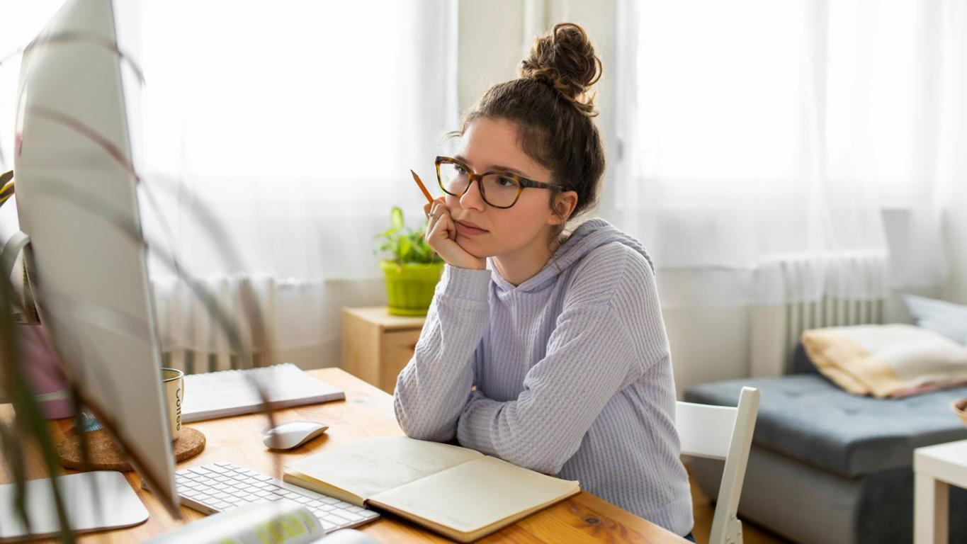 Análisis detallado de datos financieros en entorno profesional