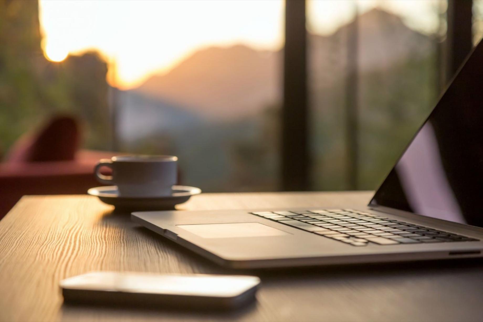 Espacio de trabajo colaborativo con profesionales del área financiera analizando datos y estrategias de rentabilidad